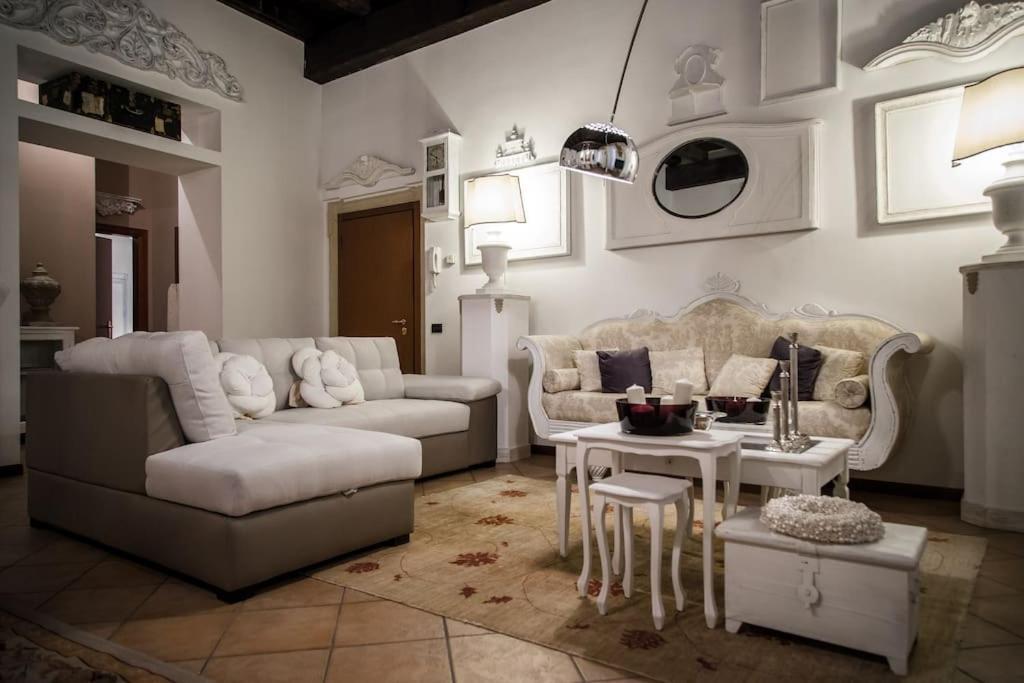 Piazza Erbe Luxury Apartment Верона Экстерьер фото
