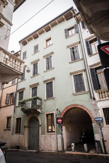 Piazza Erbe Luxury Apartment Верона Экстерьер фото